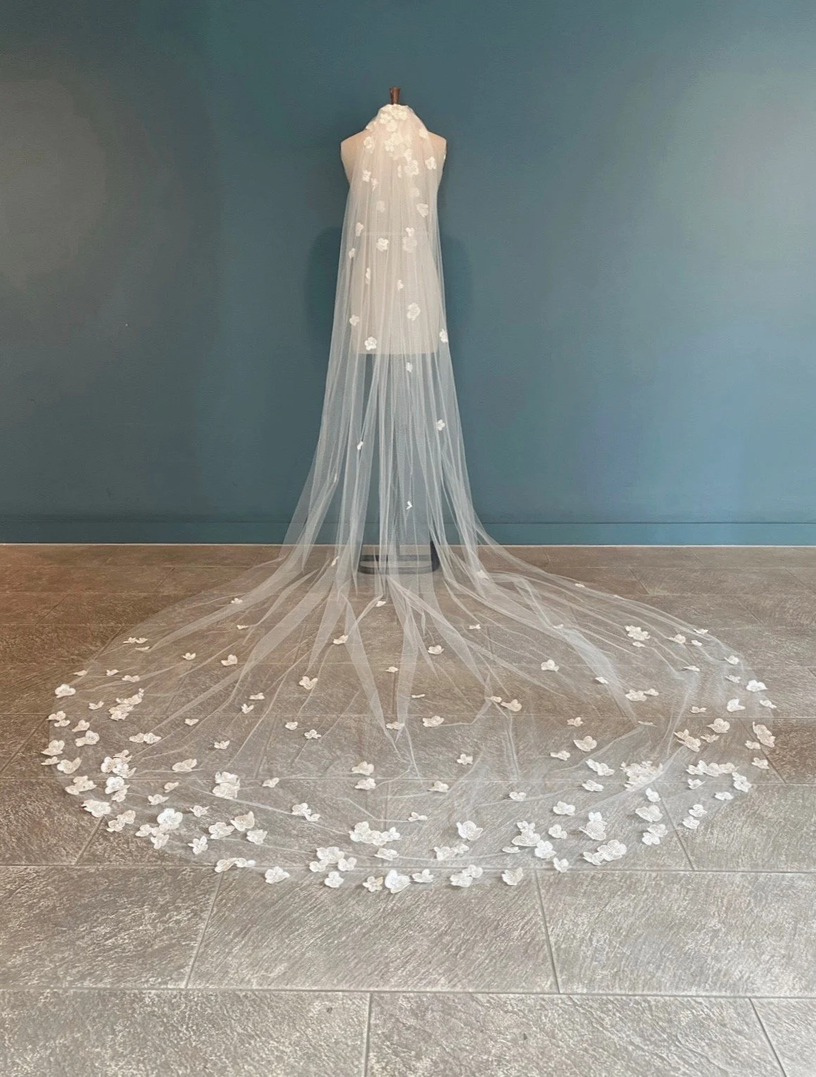 single+tier+flower+petal+veil.